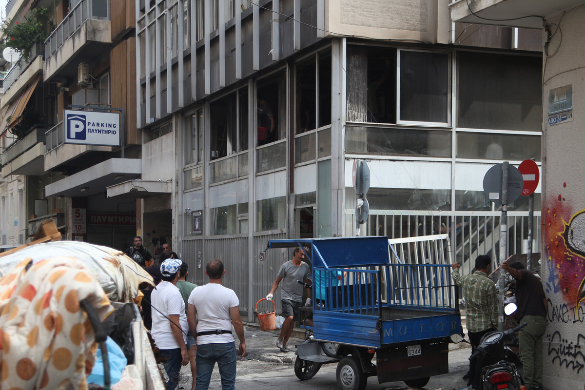 Ήθελαν να τους κάψουν ζωντανούς! Γκαζάκια σε κτίριο με πρόσφυγες