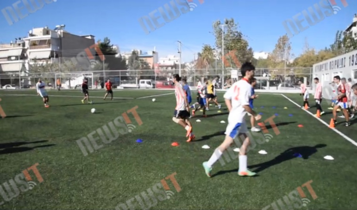 Ομάδα προσφύγων στον Πειραιά