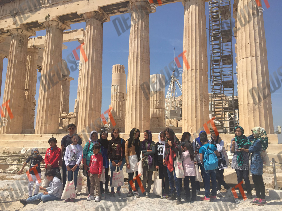 Υπουργικό… φάουλ! Ο Μπαλτάς παράτησε 100 πρόσφυγες στην Ακρόπολη κι έφυγε…