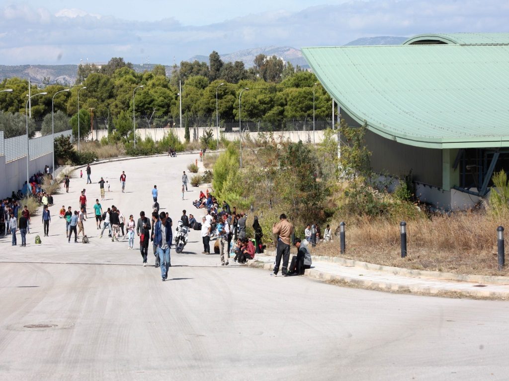 Πρόσφυγες φτάνουν στο "Παλαί" Γαλατσίου ΦΩΤΟ ΑΡΧΕΙΟΥ EUROKINISSI