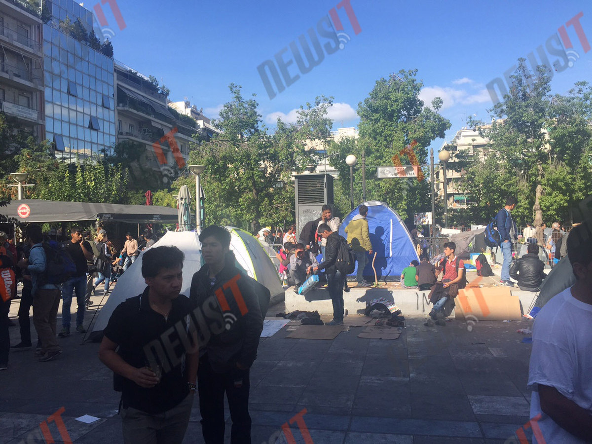 Πλατεία Βικτωρίας: Με λεωφορεία μεταφέρουν τους πρόσφυγες στο Γαλάτσι