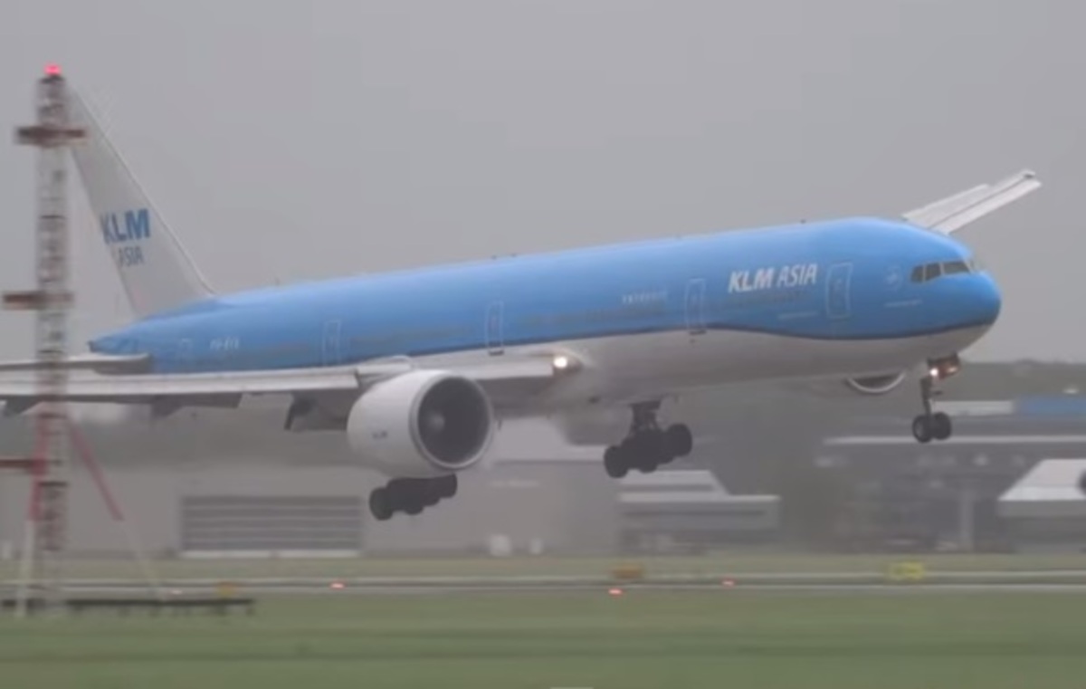 Προσγείωση τρόμου Boeing 777 στο αεροδρόμιο του Άμστερνταμ!