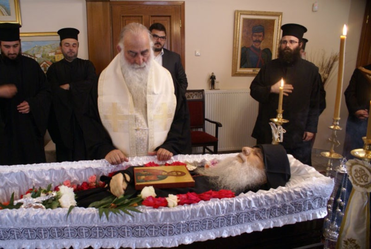 Σε λαϊκό προσκύνημα η σορός του γέροντα Μωυσή