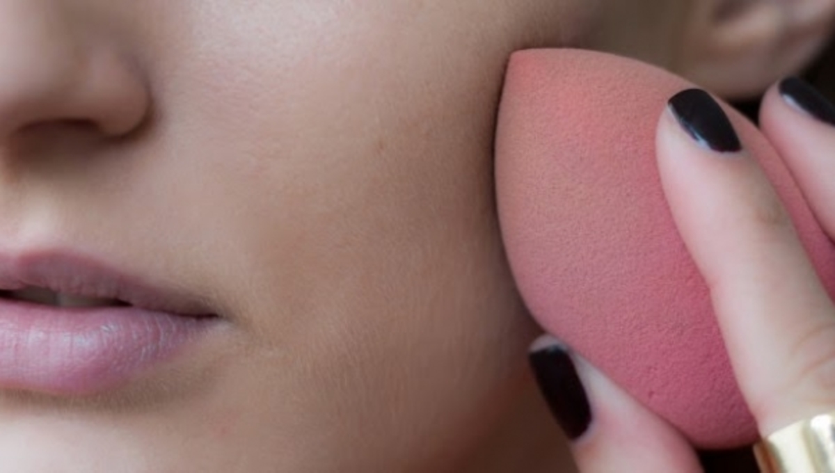 Έτσι θα μειώσετε τους αντιαισθητικούς μεγάλους πόρους στο πρόσωπό σας