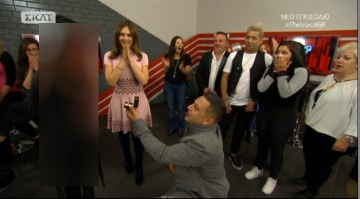 Της έκανε πρόταση γάμου στα παρασκήνια του Voice! Δείτε τι έγινε!