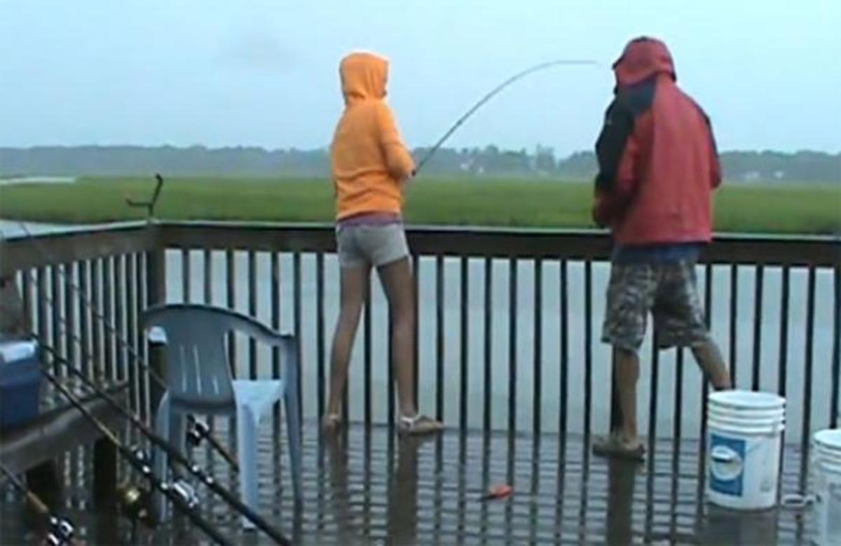 ΑΠΙΣΤΕΥΤΟ! Δείτε προσεκτικά τι θα συμβεί στο ψάρεμα της κοπέλας!