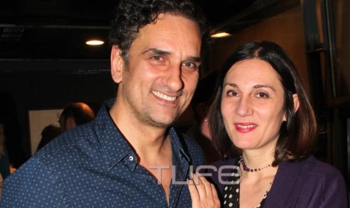 Νίκος Ψαρράς: Η τρυφερή αγκαλιά στην σύζυγό του μετά την πρεμιέρα του!