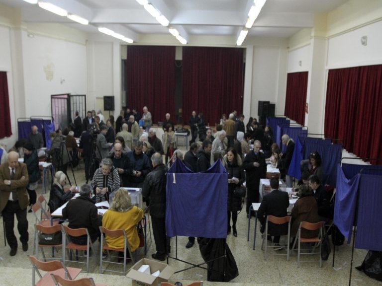 Εκλογές ΝΔ LIVE: Στο 20% η αποχή – Περίπου 80.000 έχουν ψηφίσει – Αντιεξουσιαστές τα έκαναν γυαλιά καρφιά σε εκλογικό κέντρο