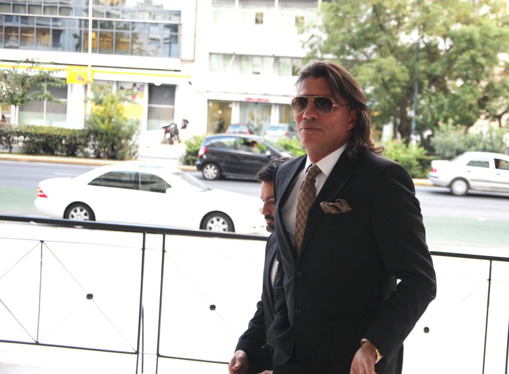 “Μπούρδες” και “π@π@ς” στο δημοτικό συμβούλιο Μαραθώνα – Έξαλλος ο Ηλίας Ψινάκης!