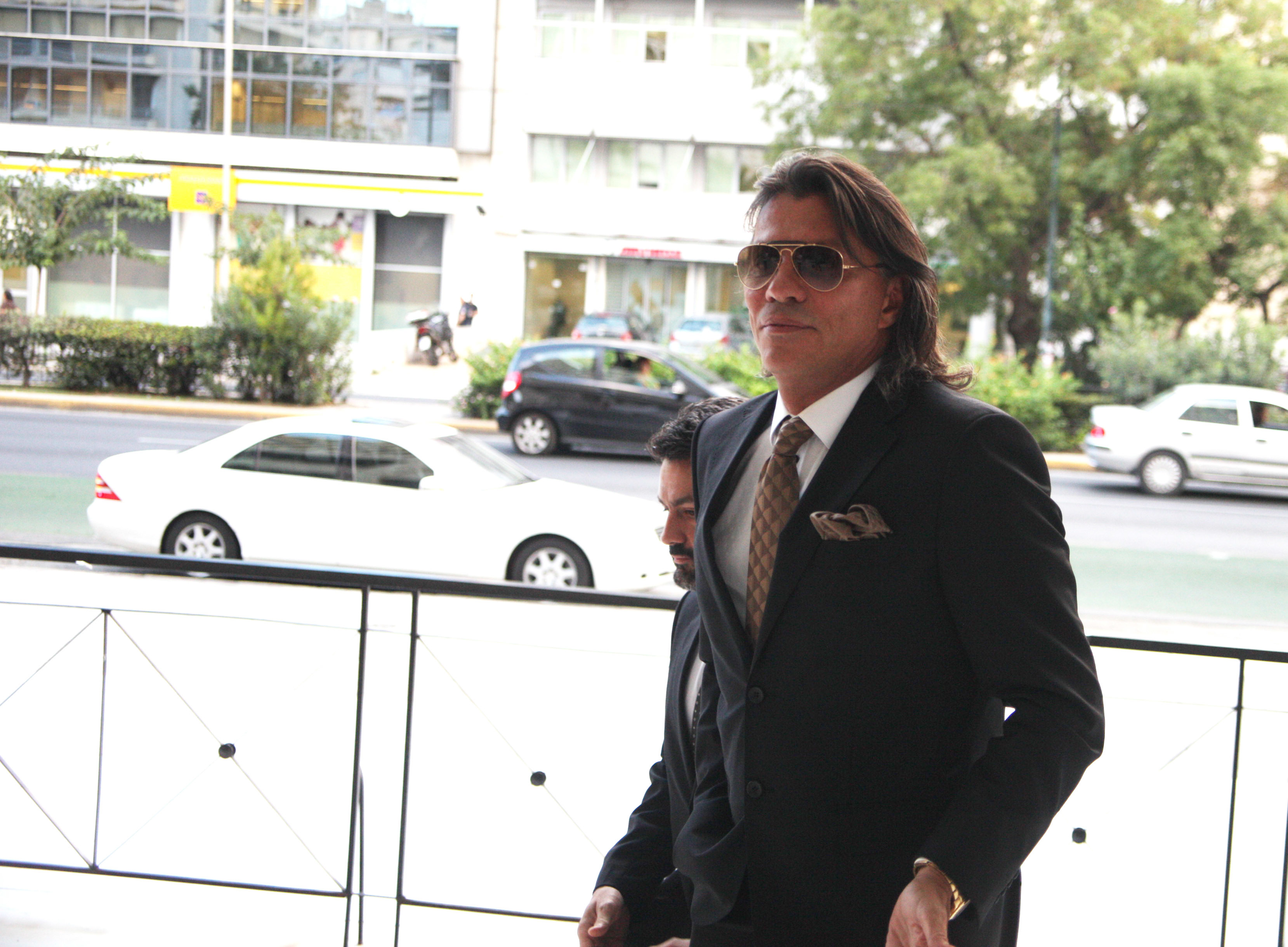 “Μπούρδες” και “π@π@ς” στο δημοτικό συμβούλιο Μαραθώνα – Έξαλλος ο Ηλίας Ψινάκης!