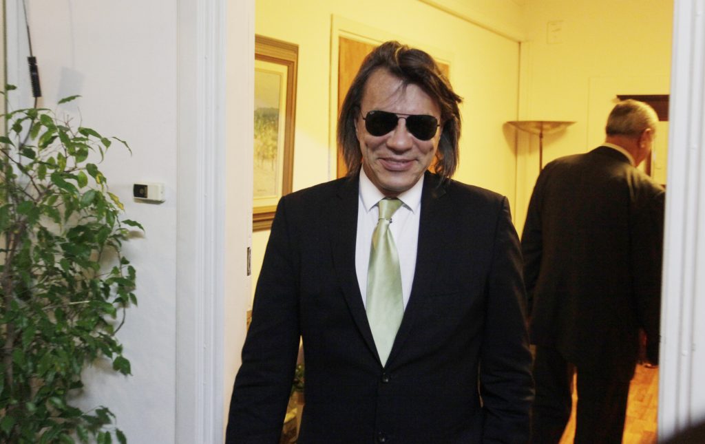 Γιατί ο Ψινάκης σκαρφάλωσε… πάνω σε λεωφορείο; (ΦΩΤΟ)