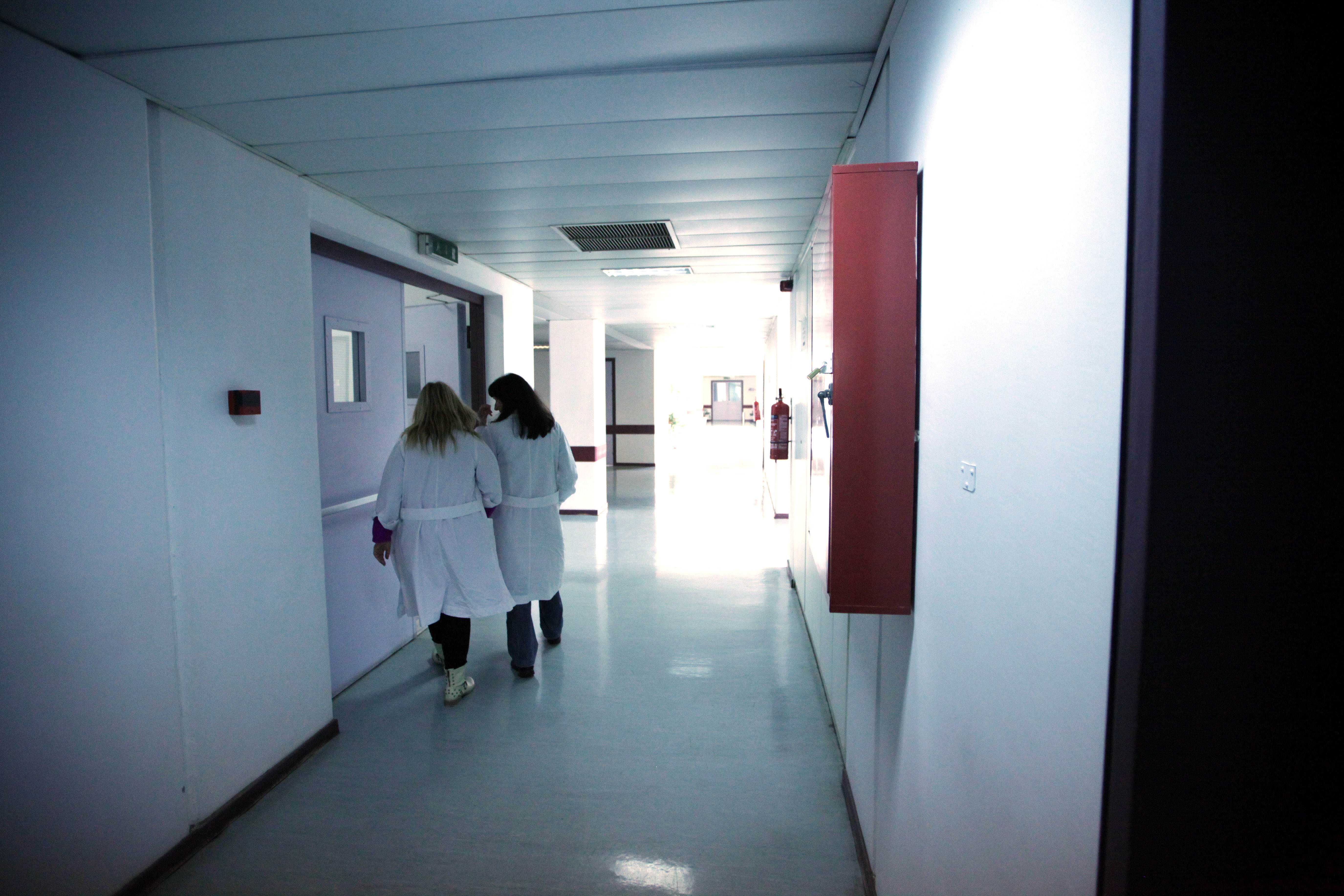 Έρευνα για χρυσαυγίτη διευθυντή ψυχιατρείου που “μοιράζει” άδειες οπλοφορίας