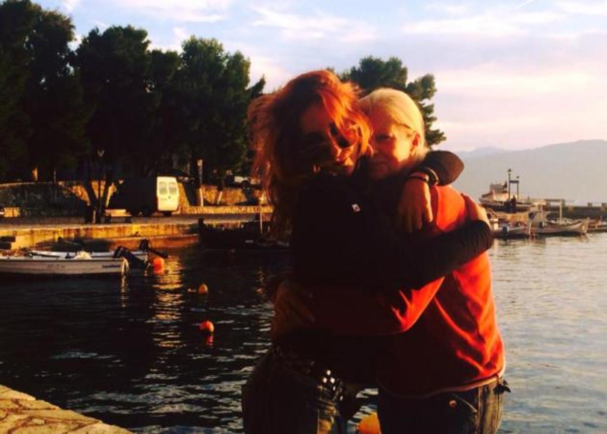 Φωτεινή Ψυχίδου: Ποζάρει αγκαλιά με την μαμά του Κοργιαλά!