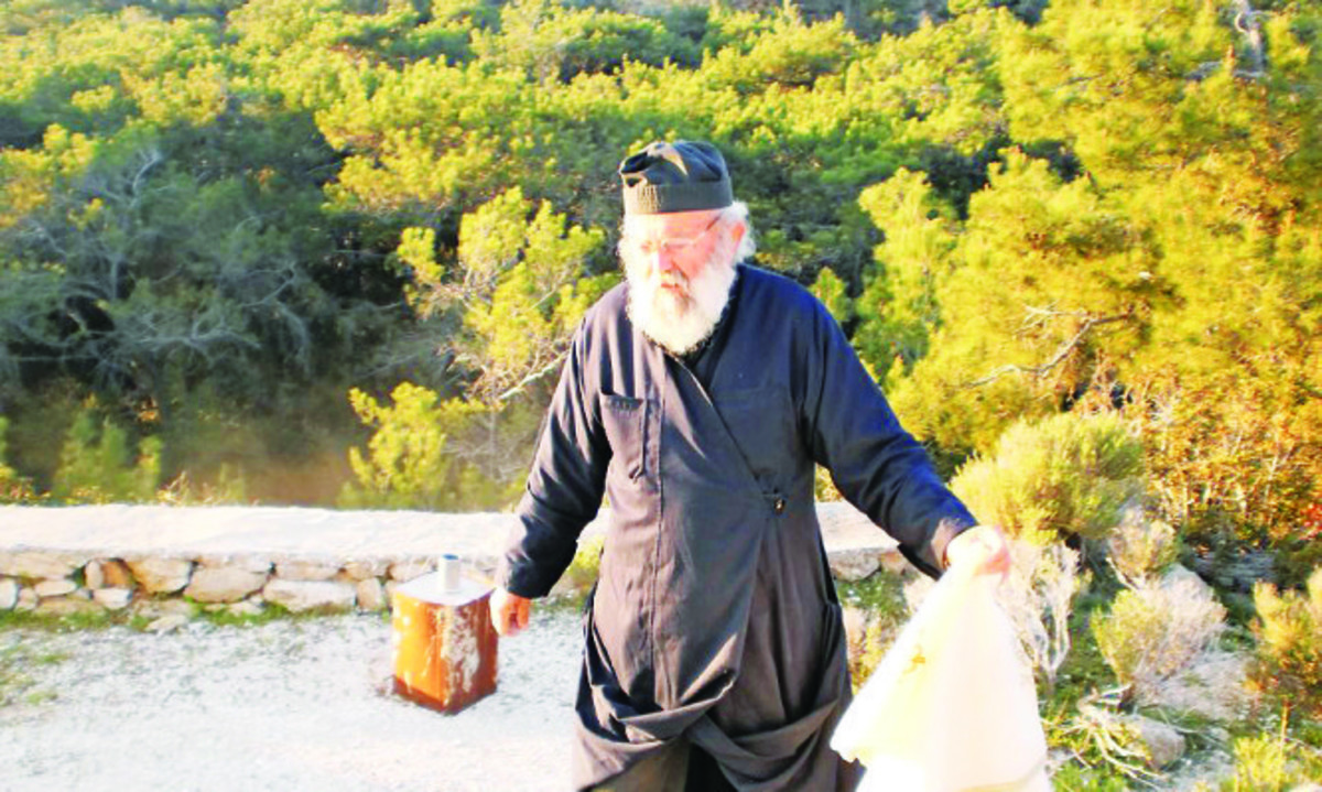 Γαύδος: Παπάς φυλάει Θερμοπύλες για 48 χρόνια