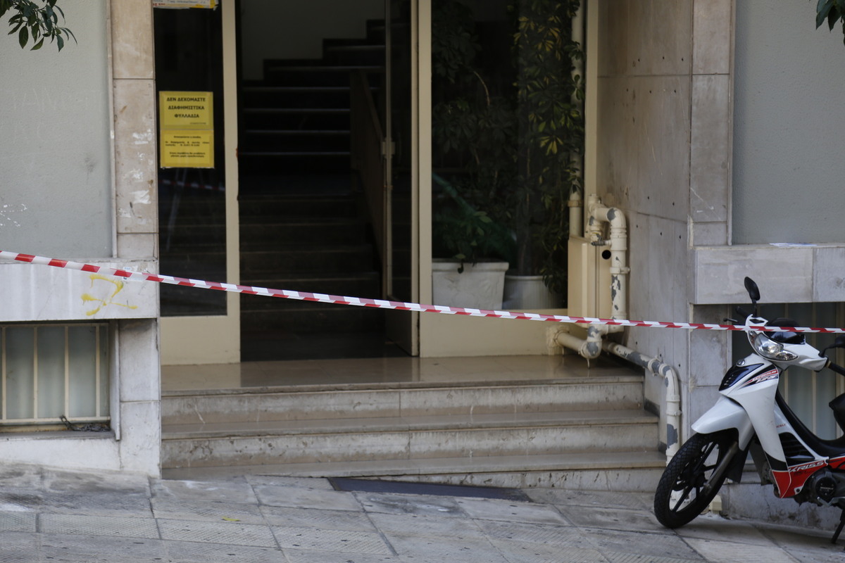 Φρίκη στην Ασκληπιού! Βρέθηκε πτώμα σε προχωρημένη σήψη σε φωταγωγό