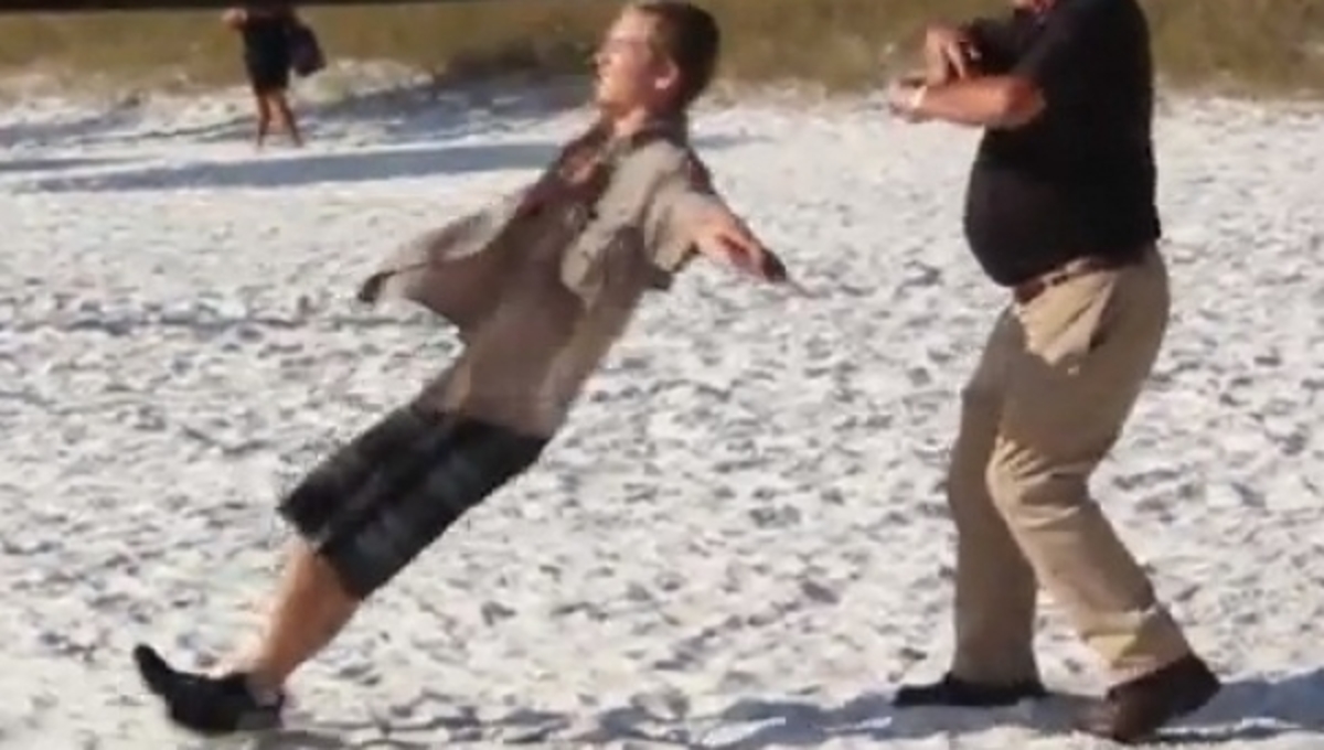 Θα εμπιστευόσασταν κάποιον να σας πιάσει εάν πέφτατε; ΒΙΝΤΕΟ