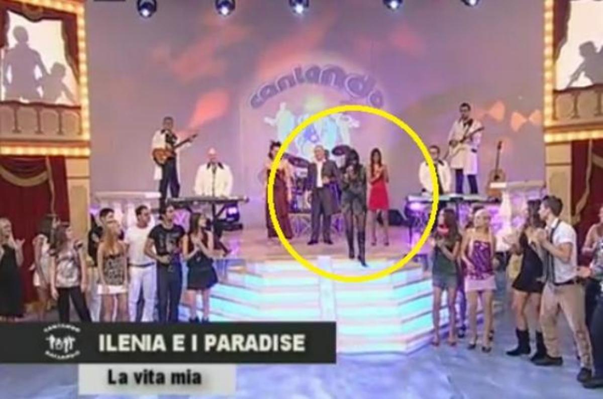 Η επικίνδυνη πτώση Ιταλίδας τραγουδίστριας ζωντανά σε show