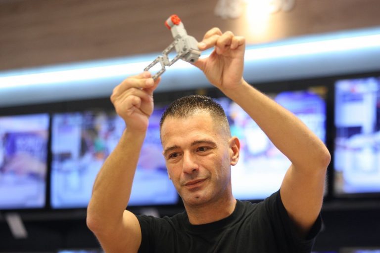 Αυτός είναι ο Έλληνας σχεδιαστής ρομπότ της LEGO