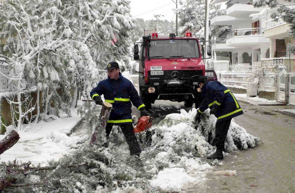 Ηράκλειο: Απεγκλωβίστηκε ηλικιωμένη από σπίτι που υπέστη καθίζηση από τον χιονιά