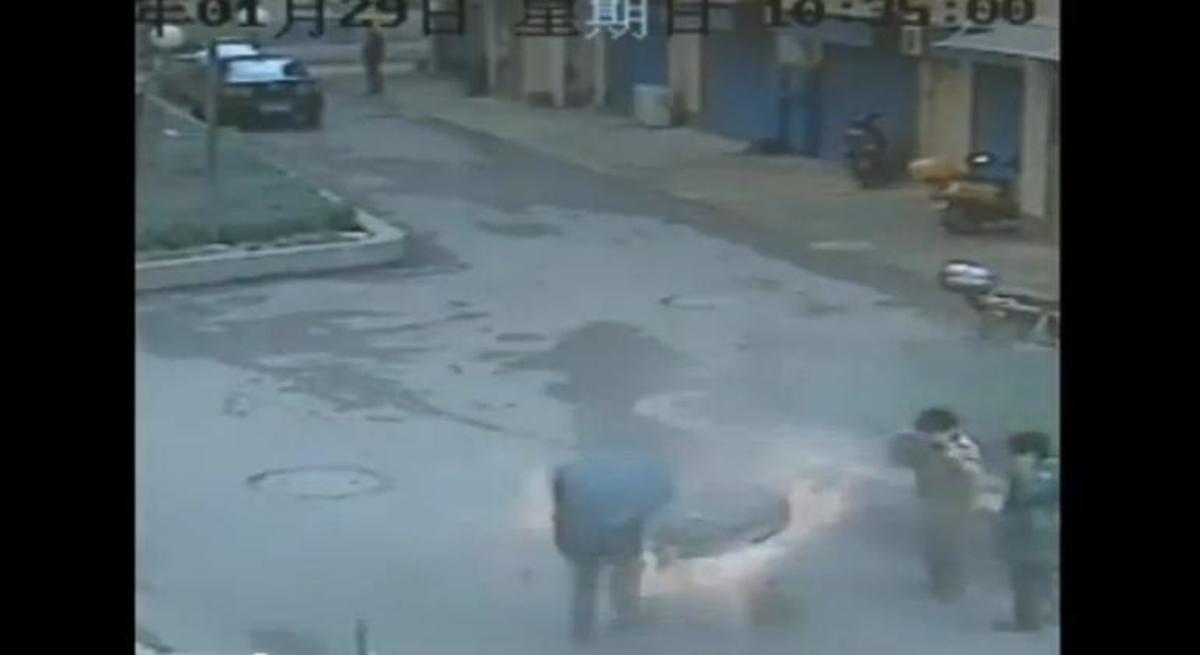 Παρολίγο να σκοτώσει τα παιδιά του με πυροτεχνήματα!