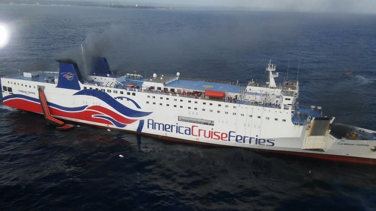 Τρόμος για 512 επιβάτες στο Πουέρτο Ρίκο – Πήρε φωτιά το πλοίο [pics, vids]