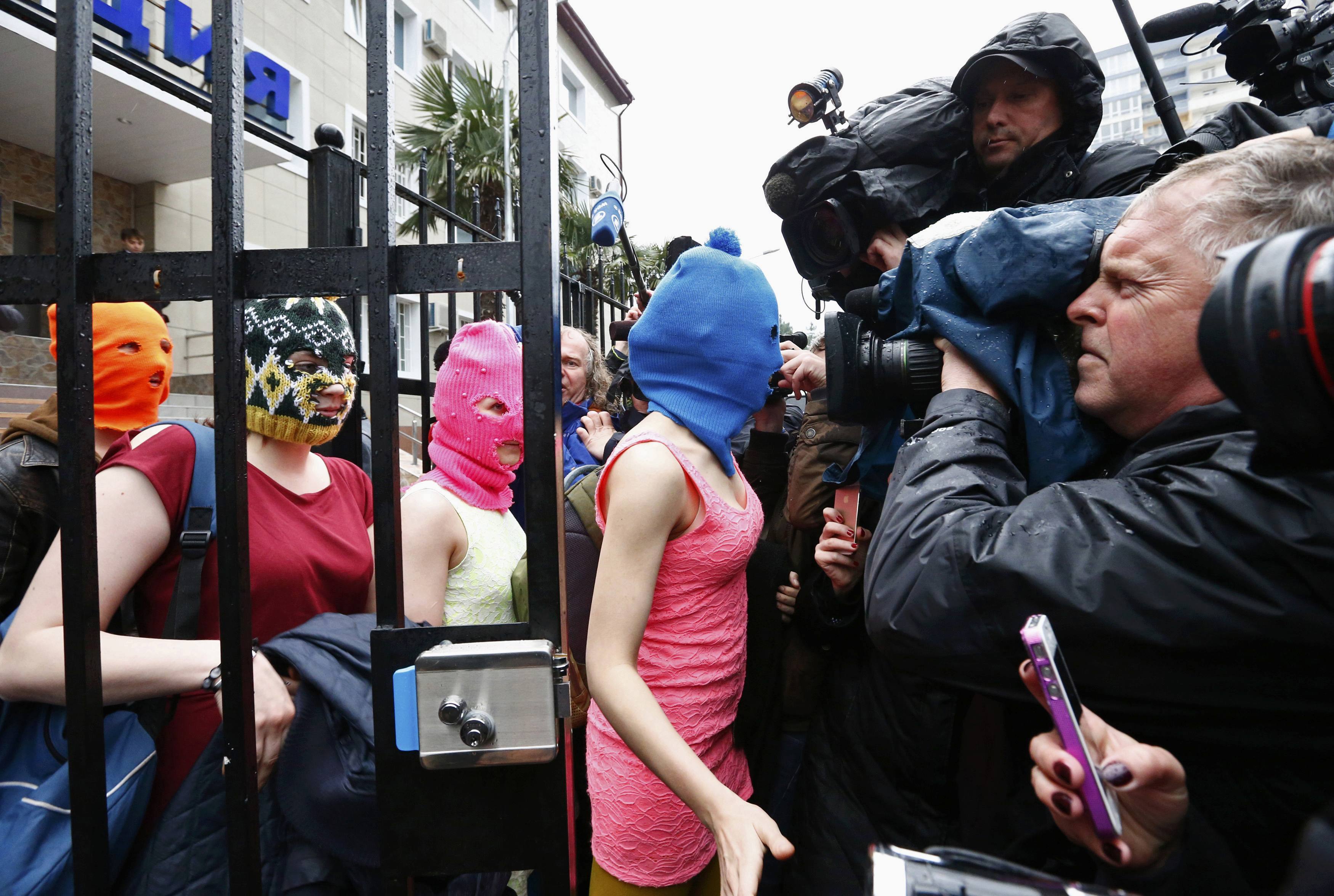 Ελεύθερα αφέθηκαν τα δύο μέλη των Pussy Riot που συνελήφθησαν στο Σότσι