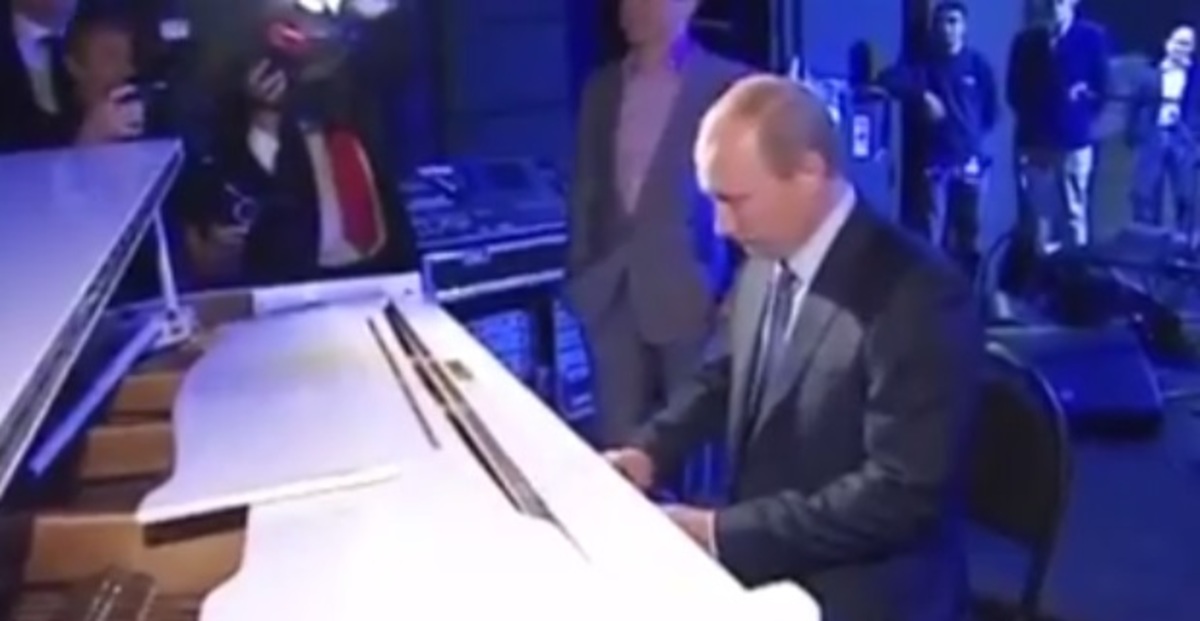 Ο Πούτιν άφησε το τζούντο και… έπιασε το πιάνο! (VIDEO)