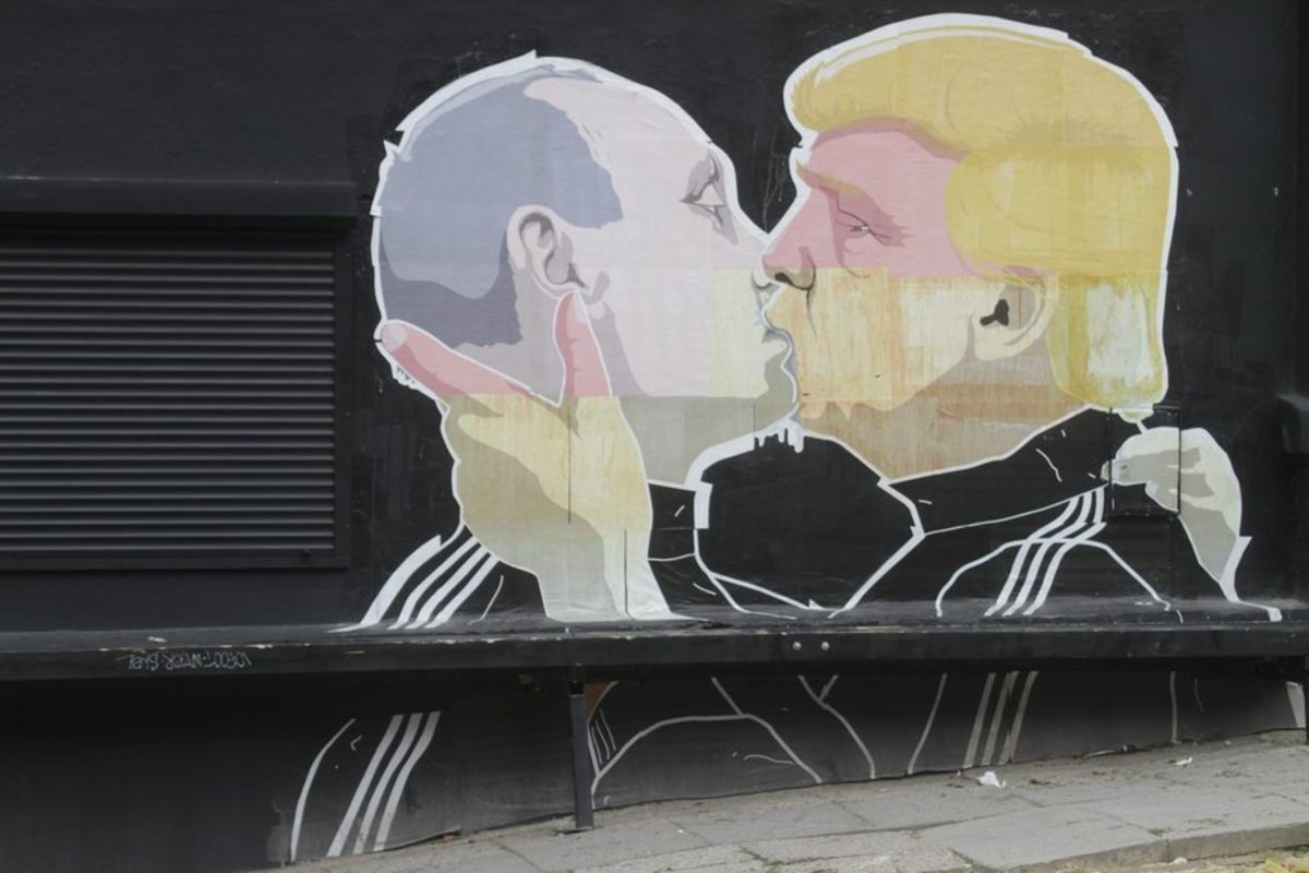«Οι Ρώσοι έχουν στο “χέρι” τον Τραμπ»! Τα όργια στη Μόσχα, οι παρακολουθήσεις και οι “εξομολογήσεις” ενός πρώην κατασκόπου