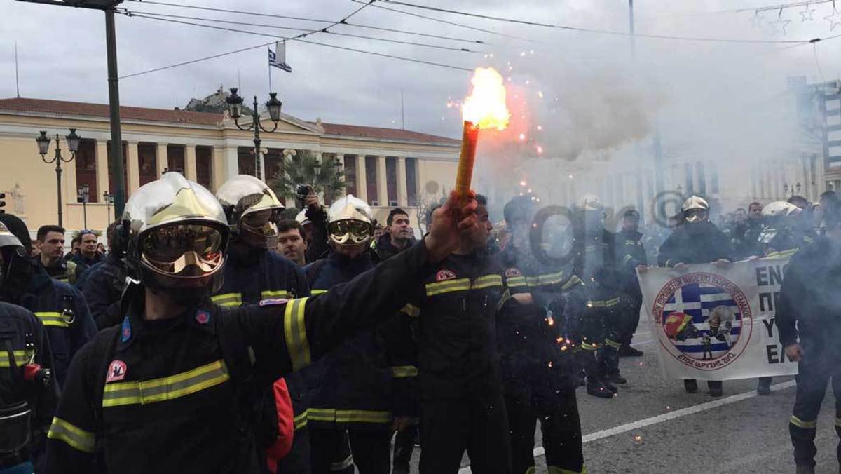 Στους δρόμους οι πυροσβέστες 5ετίας – «Μη μας σκοτώνετε!»