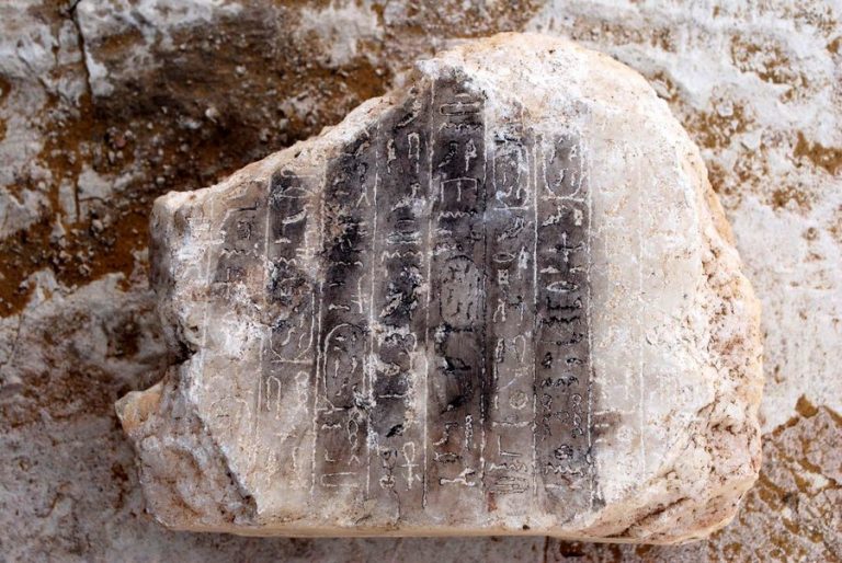 Αίγυπτος: Ανακάλυψαν πυραμίδα 3.700 ετών! [pics]