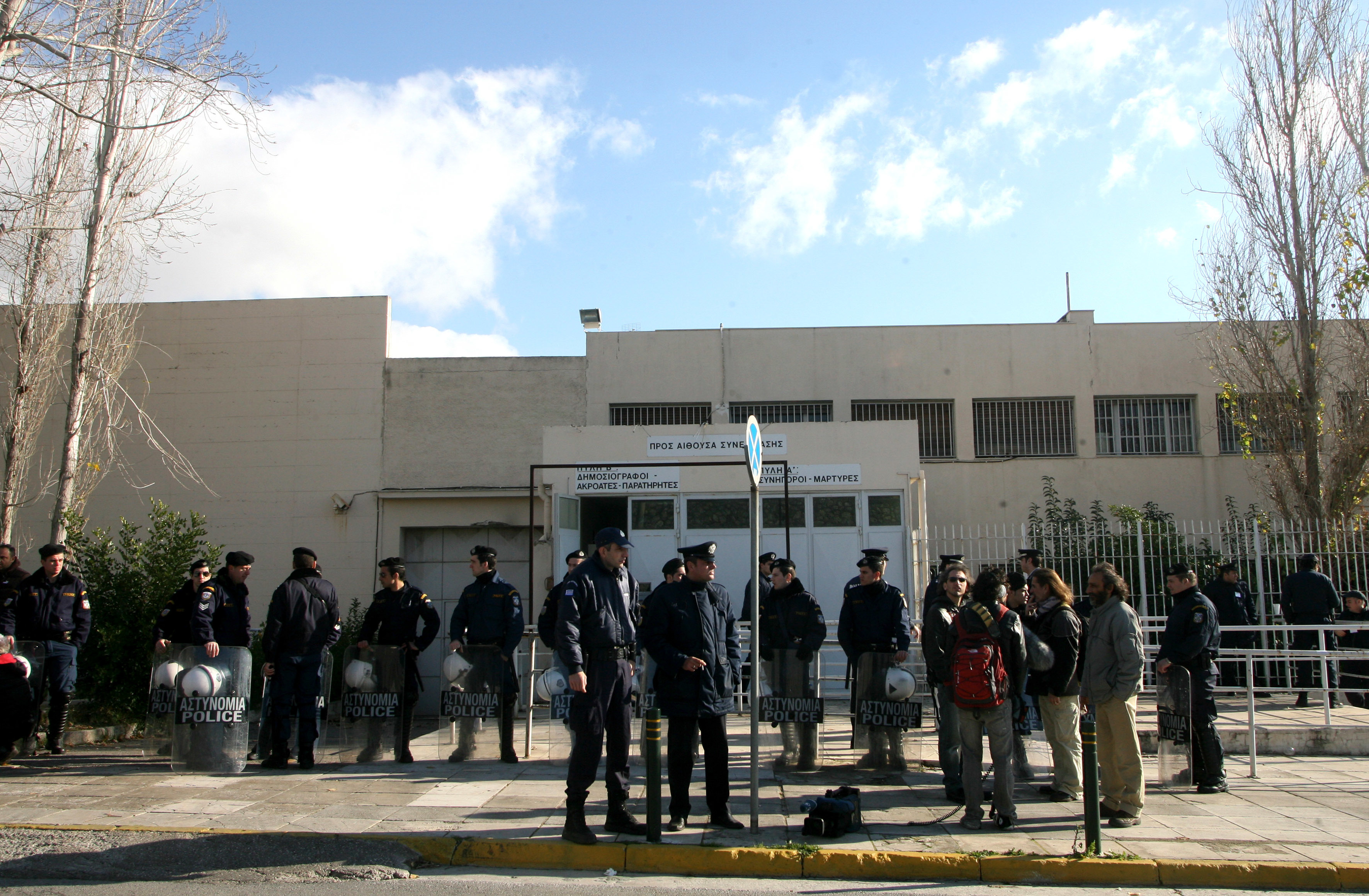 Χωρίς κατηγορούμενους και δικηγόρους η δίκη για τους “Πυρήνες”