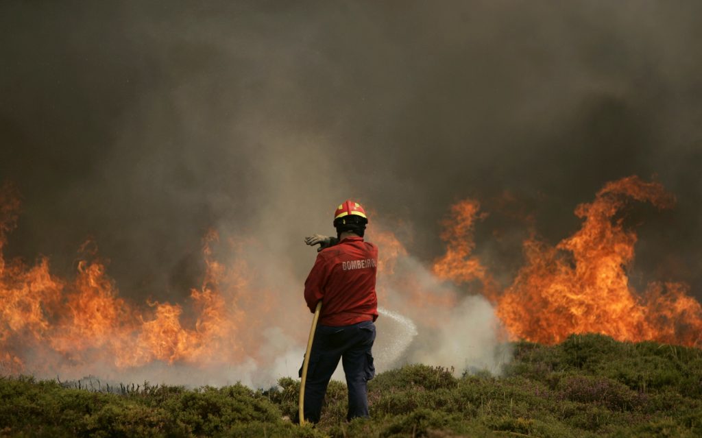 Συντριβή ελικοπτέρου που συμμετείχε στην κατάσβεση πυρκαγιών – Νεκρός ο πιλότος