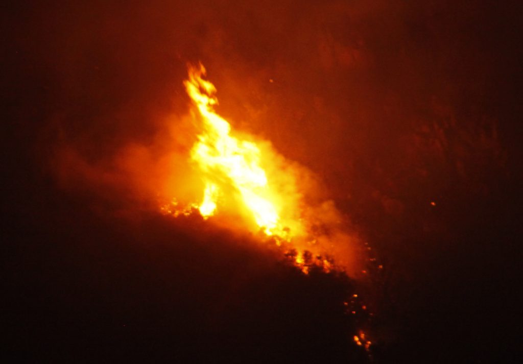 Καίγεται η νότια Κρήτη – Εμπρησμό «βλέπει» η Πυροσβεστική