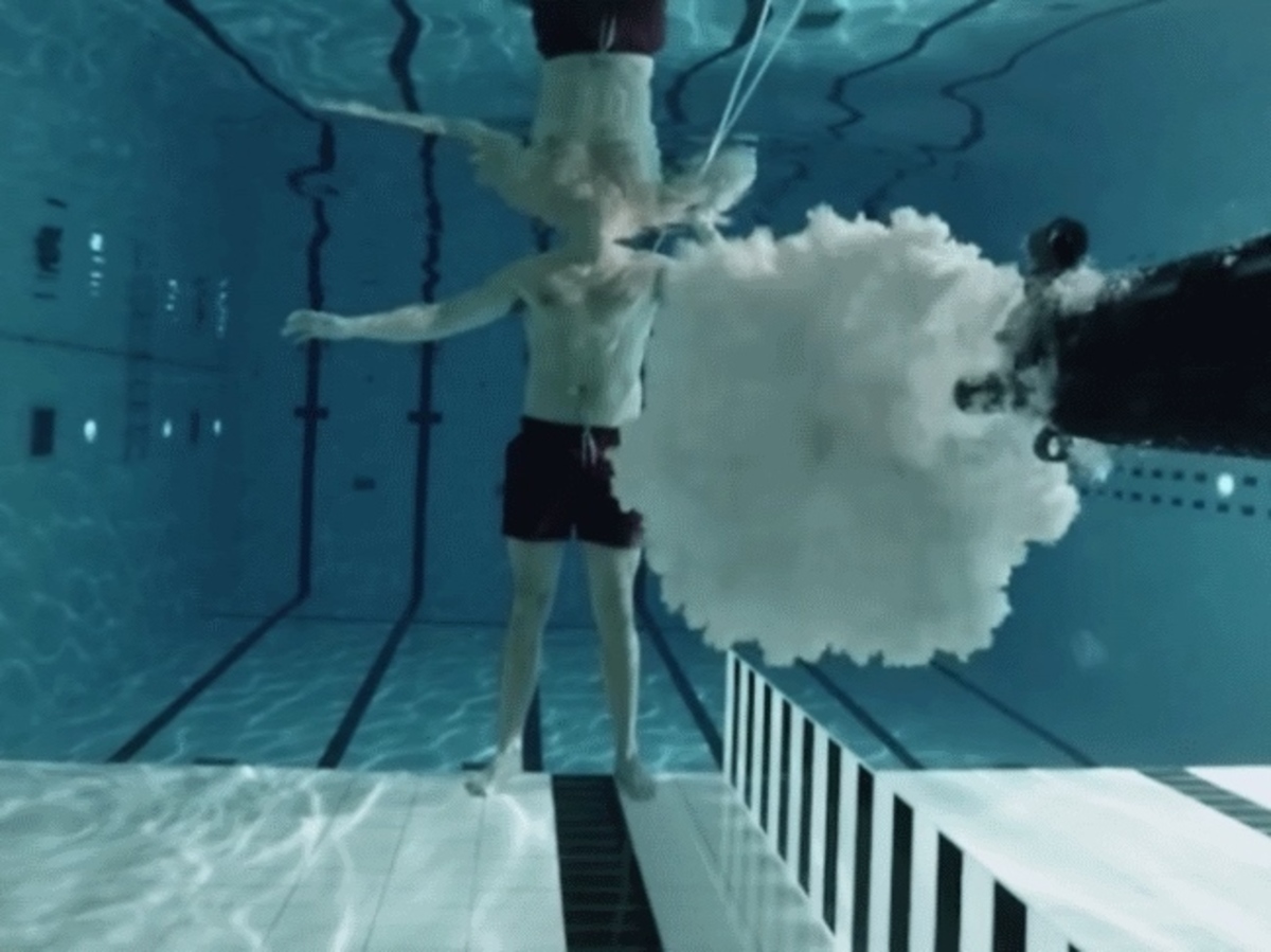 Απίστευτο βίντεο: Η στιγμή που άνδρας προσπαθεί να πυροβολήσει τον εαυτό του… υποβρυχίως!