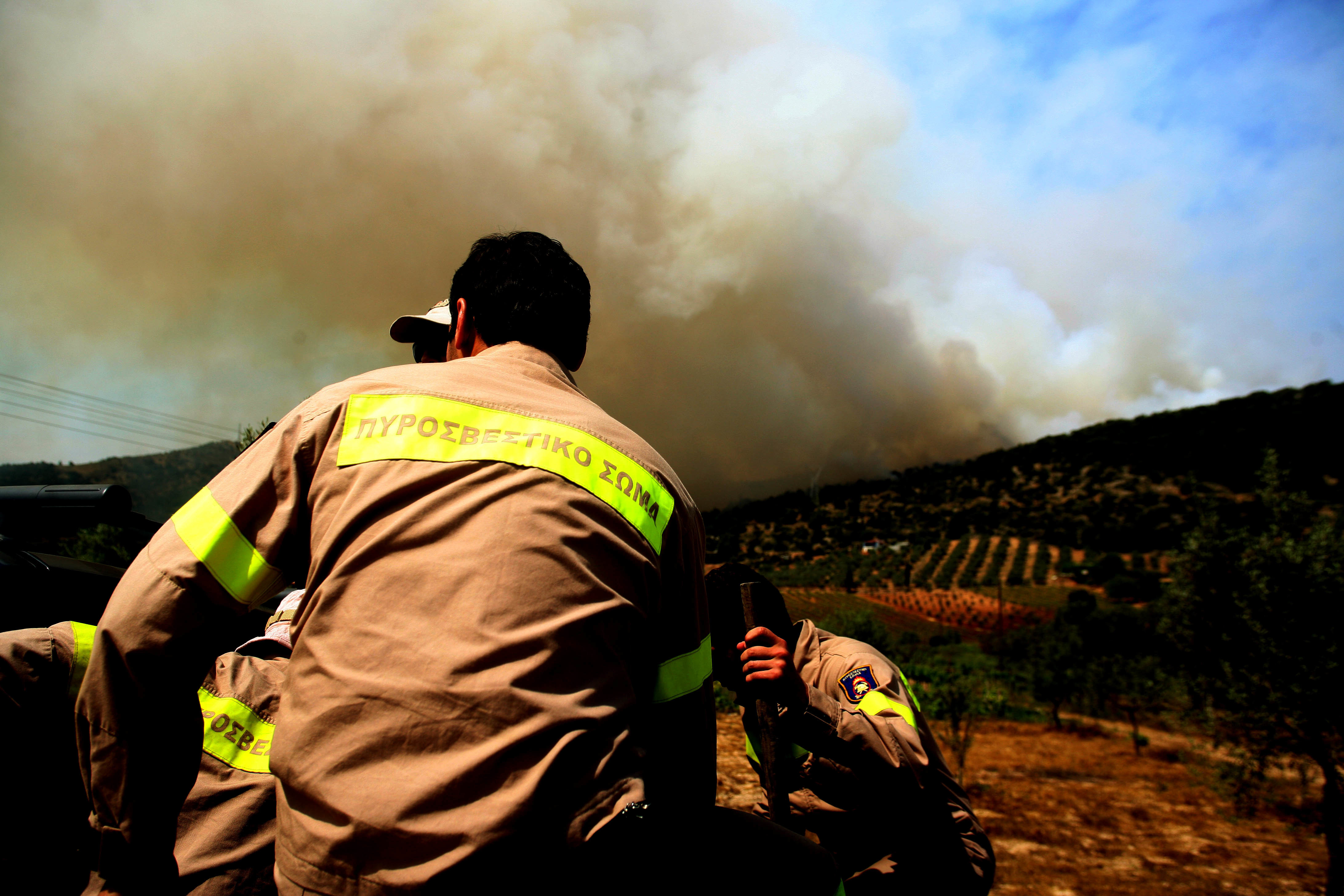 Συγκέντρωση πυροσβεστών έξω από το υπουργείο Προστασίας του Πολίτη