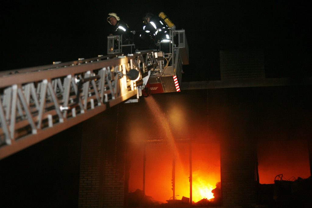 Πυρπόλησαν γραφεία της ΝΔ και του ΠΑΣΟΚ