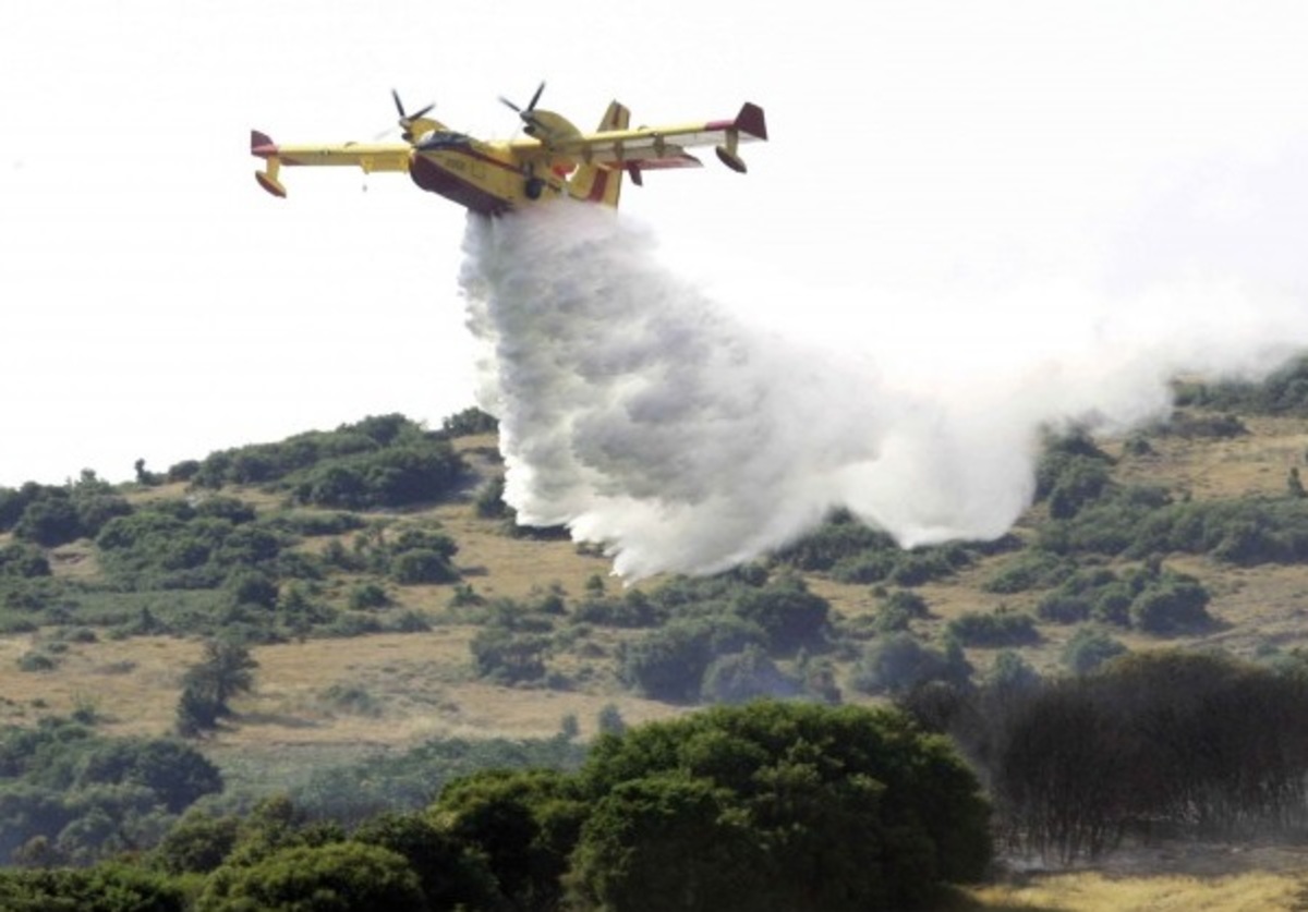 “Ανατράπηκε” πυροσβεστικό αεροσκάφος κατά τη διάρκεια προσθαλάσσωσης