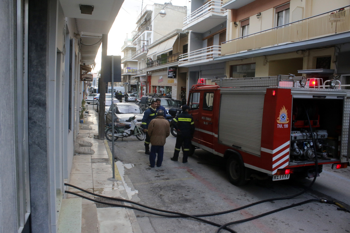 Φωτιά σε διαμέρισμα στη Αγ. Βαρβάρα! Απεγκλωβίστηκαν τρια άτομα