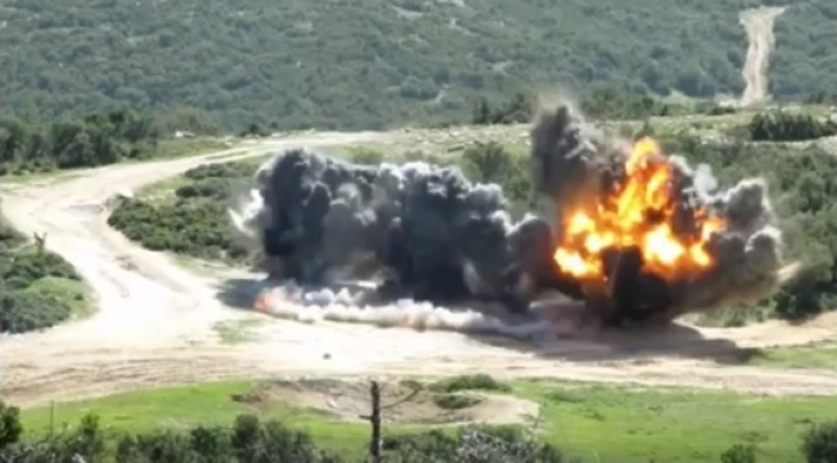 Πυροτεχνουργοί του στρατού σε δράση – Εντυπωσιακό βίντεο