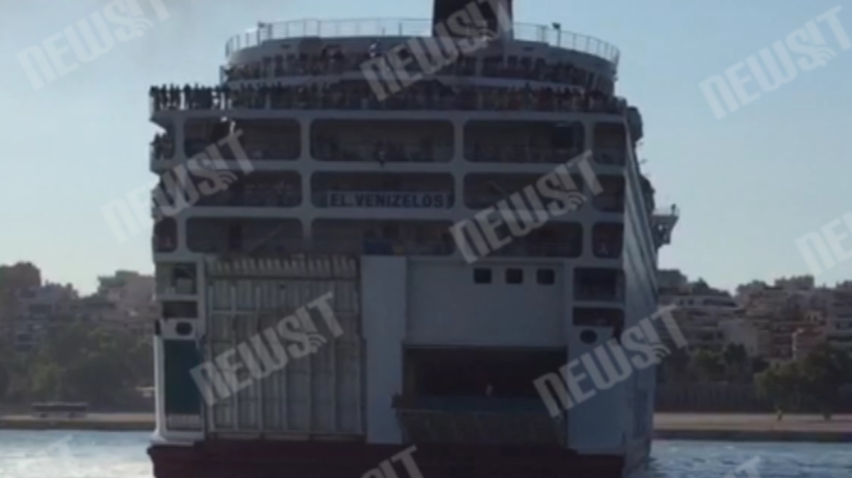 Μετανάστες αποβιβάζονται στον Πειραιά