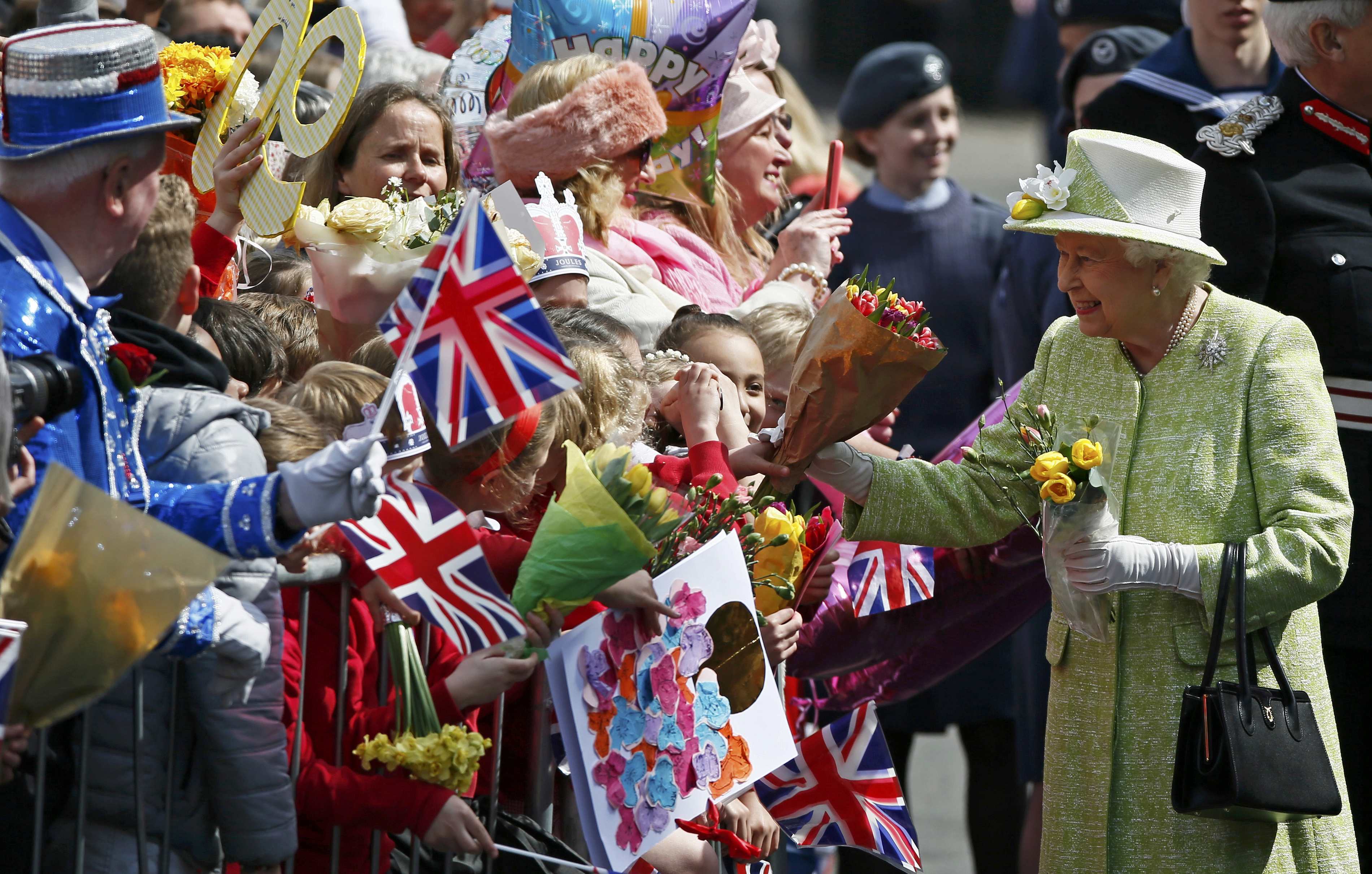 Празднования в англии. День рождения королевы Елизаветы II (Queen Elizabeth II Birthday). Праздники в Великобритании Елизавета 2. Елизавета 2 с народом. День рождения Елизаветы 2 Великобритания фото.