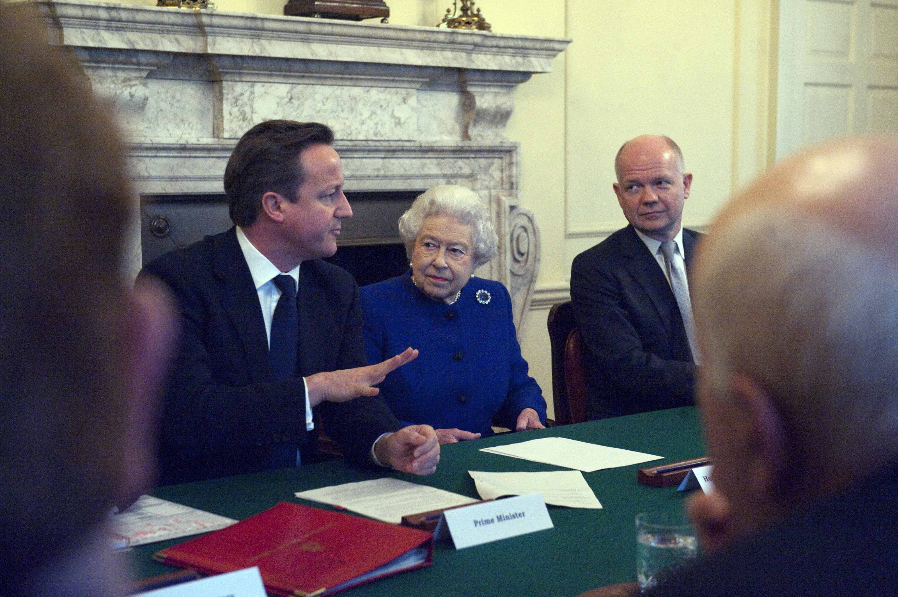 Όταν η Βασίλισσα πήγε στο υπουργικό συμβούλιο (ΦΩΤΟ)