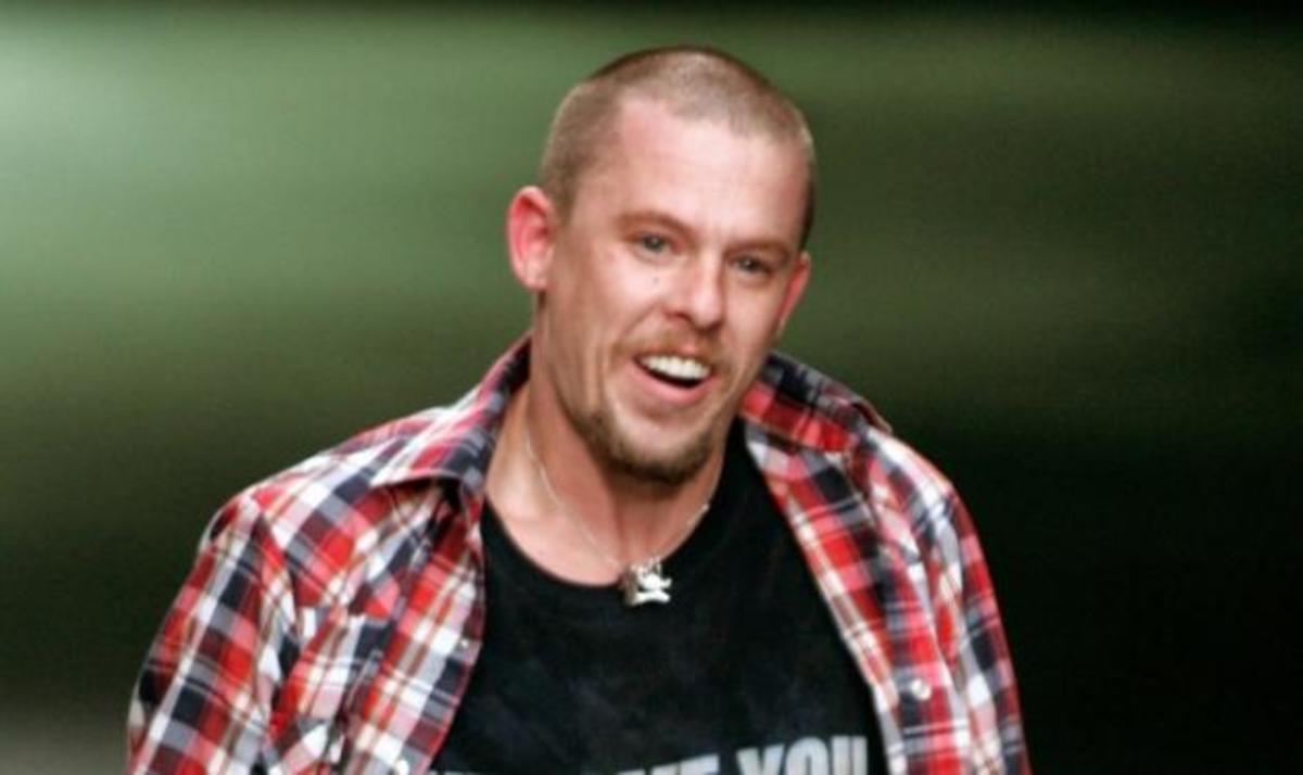 Alexander McQueen: Σοκάρουν όσα αποκαλύπτονται για τη ζωή του μια πενταετία μετά την αυτοκτονία του!