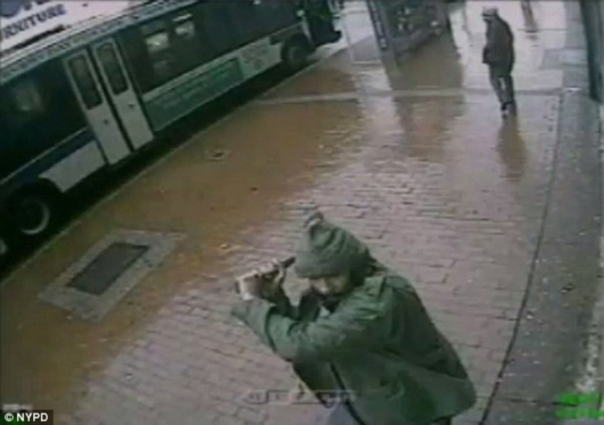 Η στιγμή της επίθεσης με τσεκούρι κατά αστυνομικών (VIDEO)