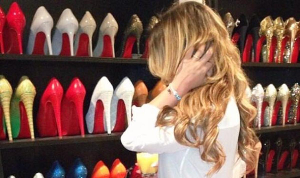 Διάσημη Ελληνίδα φαντασιώνεται πως είναι δική της αυτή η ντουλάπα γεμάτη γόβες!