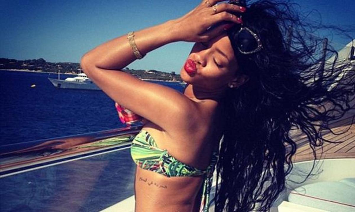 Rihanna: Αποκαλύπτει τις καμπύλες της ποζάροντας πάνω σε ένα πολυτελές σκάφος!