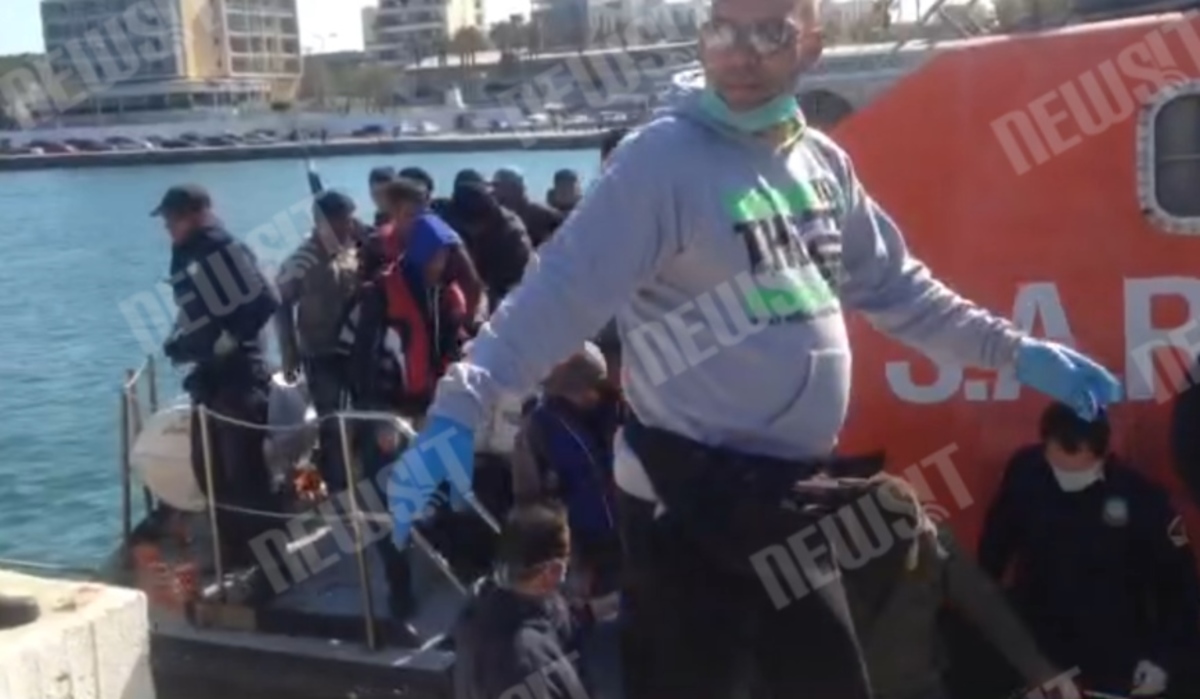 Στη Ραφήνα οι μετανάστες