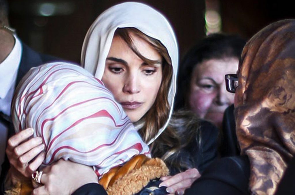 Συγκλονιστική στιγμή: Η βασίλισσα της Ιορδανίας παρηγορεί τη γυναίκα του πιλότου που εκτέλεσαν οι τζιχαντιστές