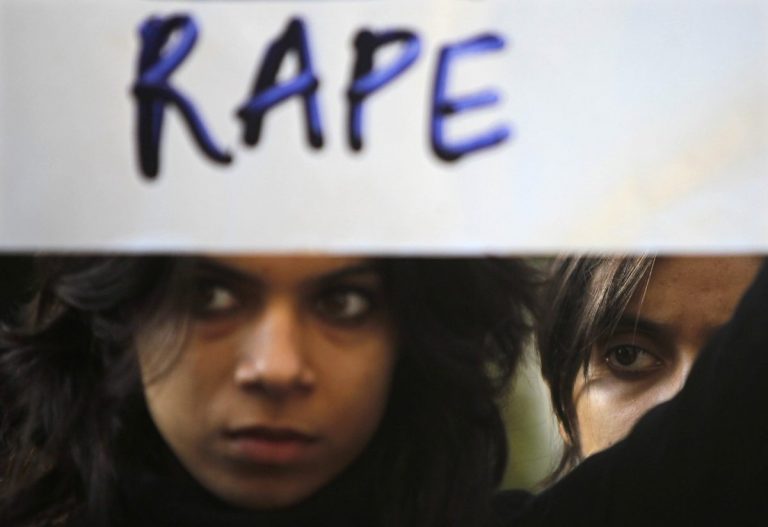 “Ωραίοι” ως Έλληνες: 32% θεωρούν δικαιολογημένο τον βιασμό