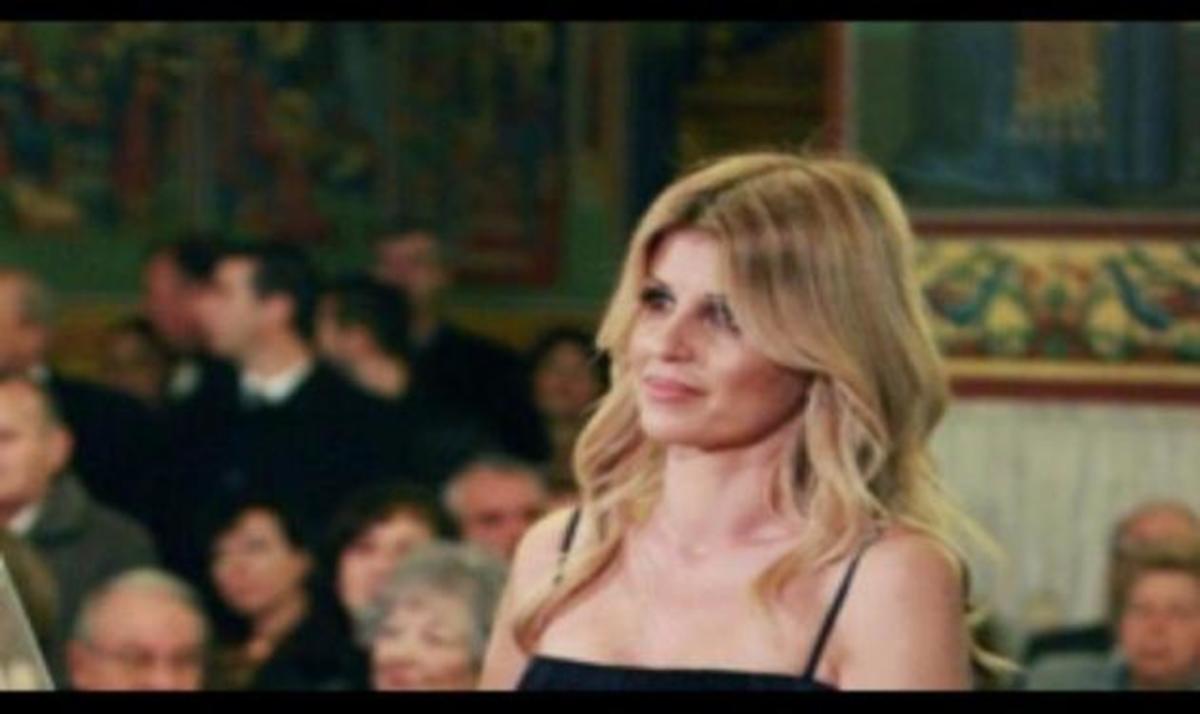 Κουμπάρα στην καλύτερή της φίλη η Έλενα Ράπτη!